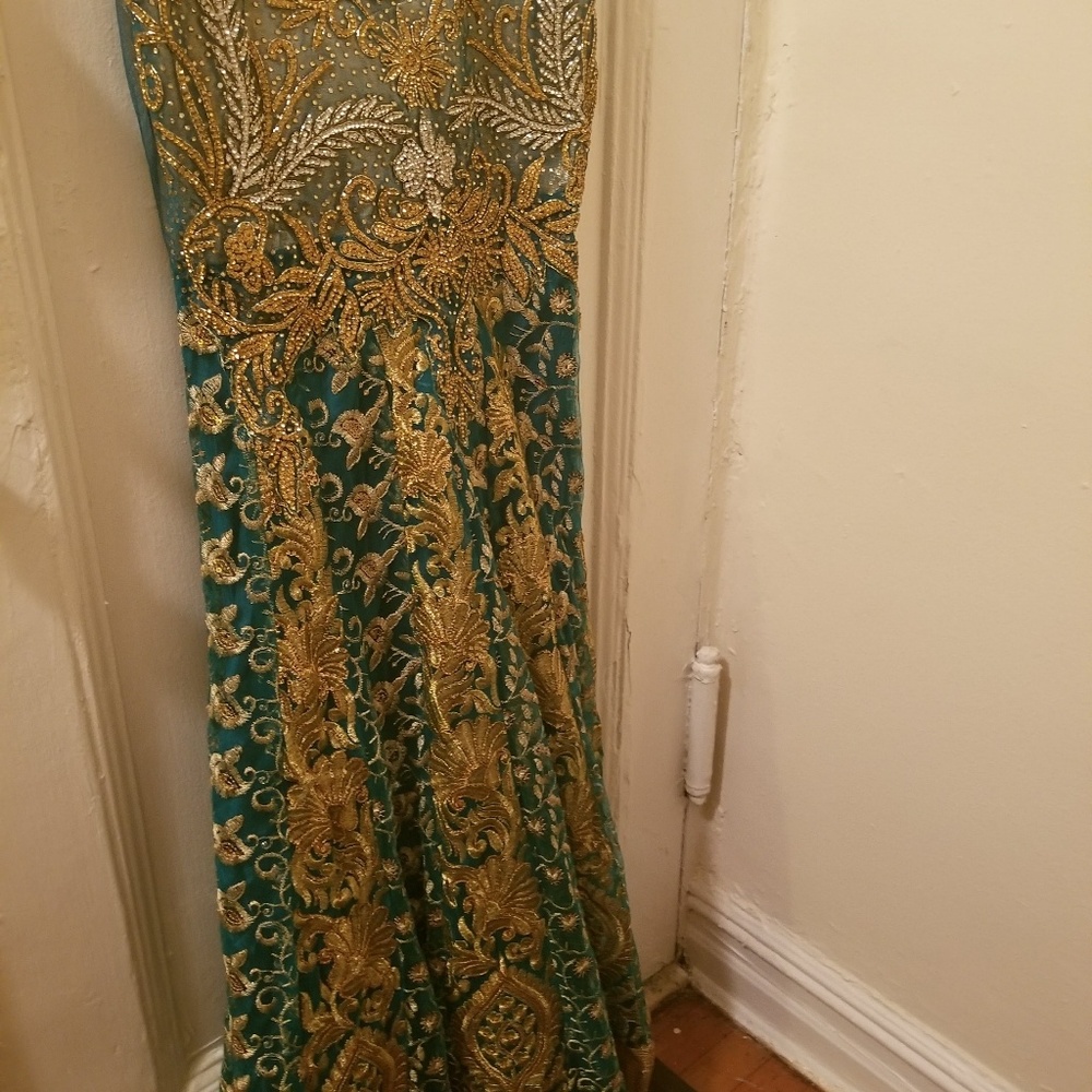 I am selling girls dress. - Picture 6 of 8